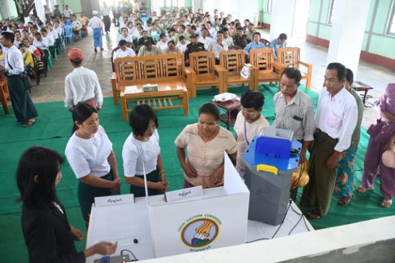 ကော်မရှင်ဥက္ကဋ္ဌဦးသန်းစိုးမန္တလေးတိုင်းဒေသကြီး၊ခရိုင်နှင့်ရှမ်းပြည်နယ်(မြောက်ပိုင်း)ရွေးကောက်ပွဲကော်မရှင်အဖွဲ့ခွဲရုံးများမှတာဝန်ရှိသူများနှင့်တွေ့ဆုံ